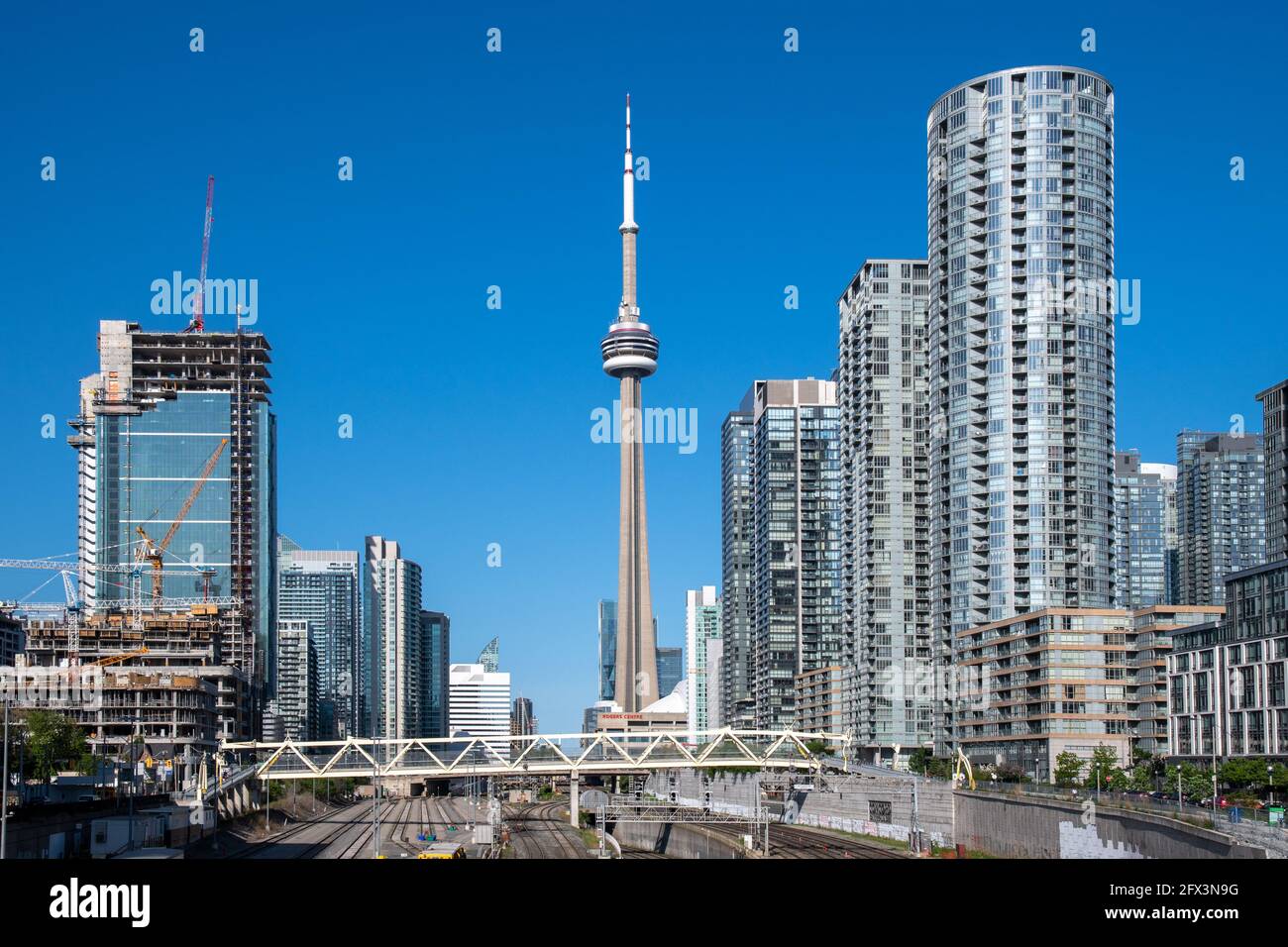 Paisaje urbano de Toronto que muestra el Puente de la Luz (puente peatonal en amarillo) en el distrito del centro, Canadá. Esta área se está redesarrollando y es un punto a la par Foto de stock