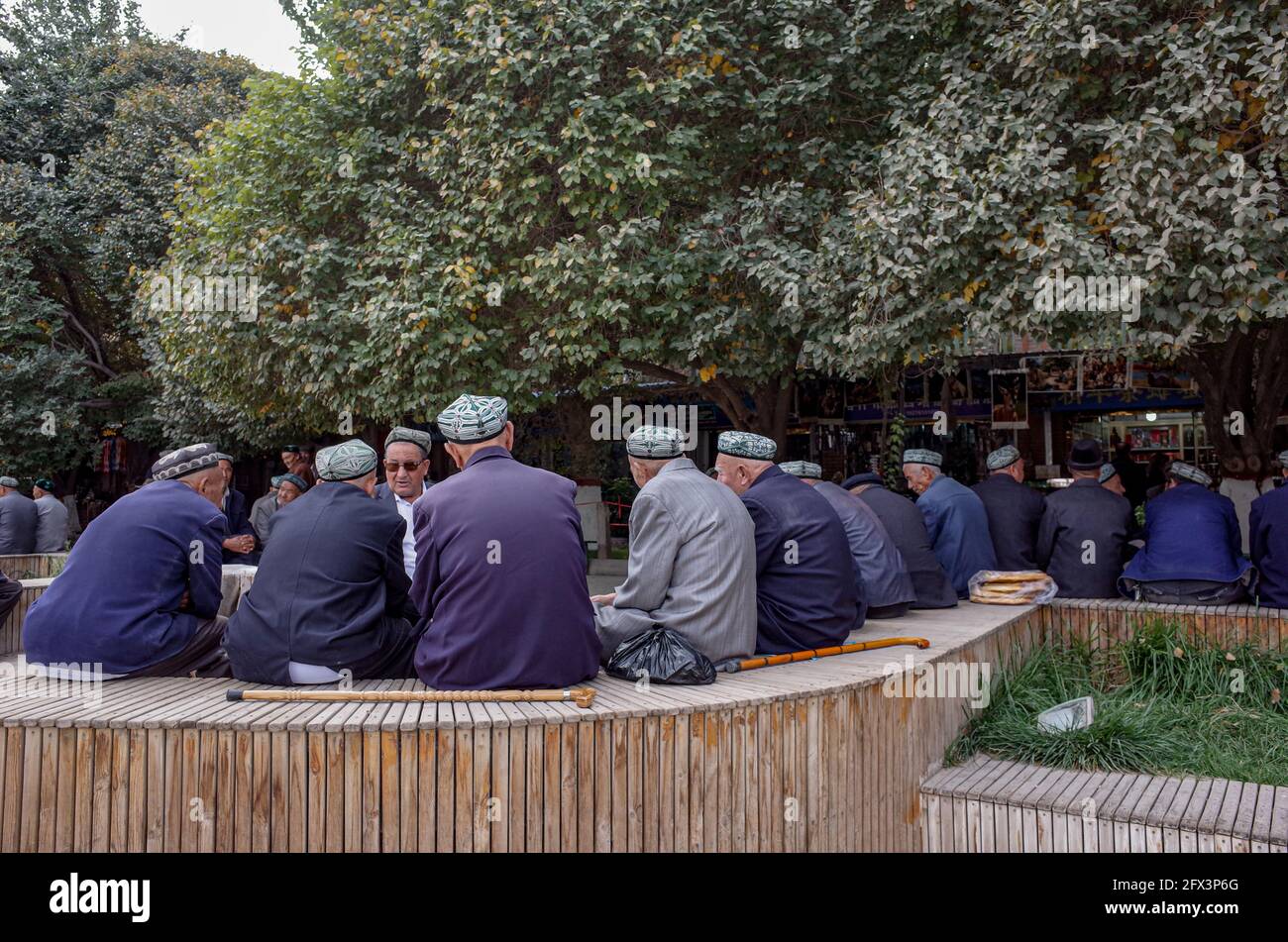 Grupo de ancianos uigures fuera de la Mezquita de Id Kah .Kashgar, Xingiang, China 2019 Foto de stock