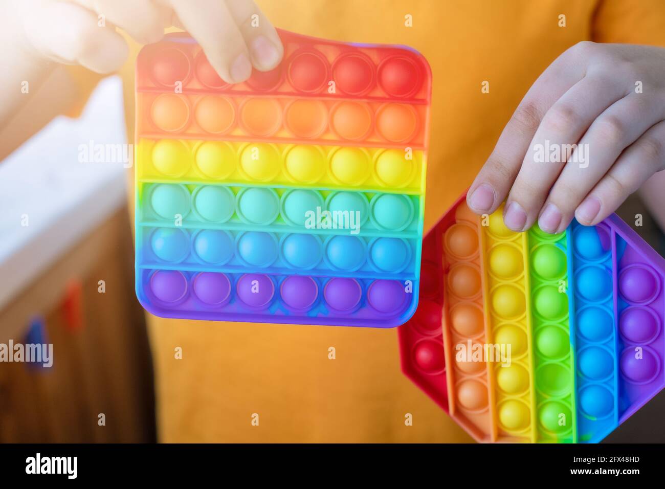El colorido juego anti-estrés para niños está hecho de silicona para el  desarrollo de la mente y la relajación Fotografía de stock - Alamy