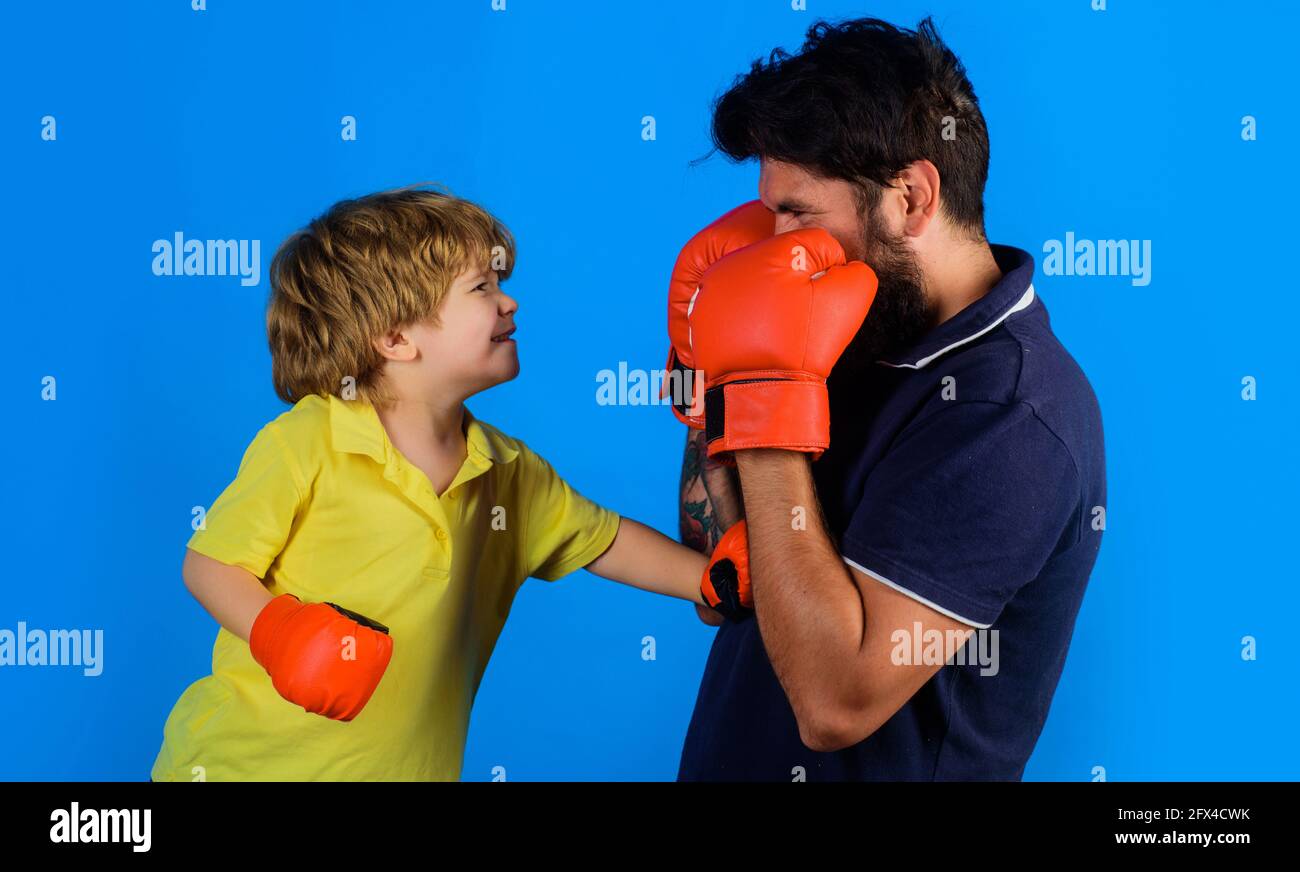 Padre e hijo durante el entrenamiento de boxeo. Papá y niño con guantes de boxeo. Actividad infantil. Trabajando juntos. Foto de stock