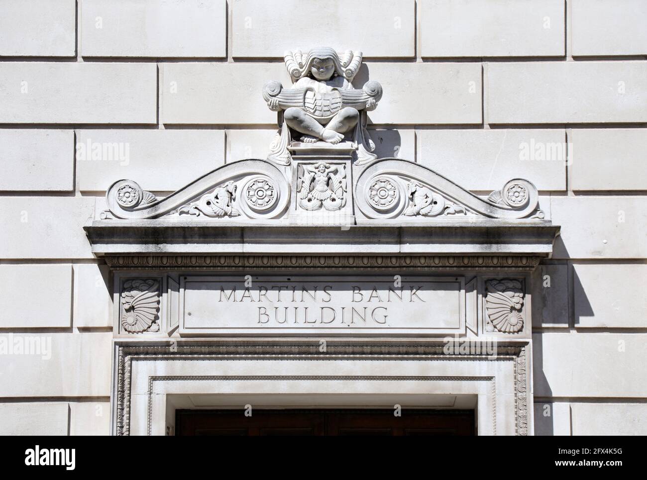 Puerta al edificio Martins Bank en Liverpool Foto de stock
