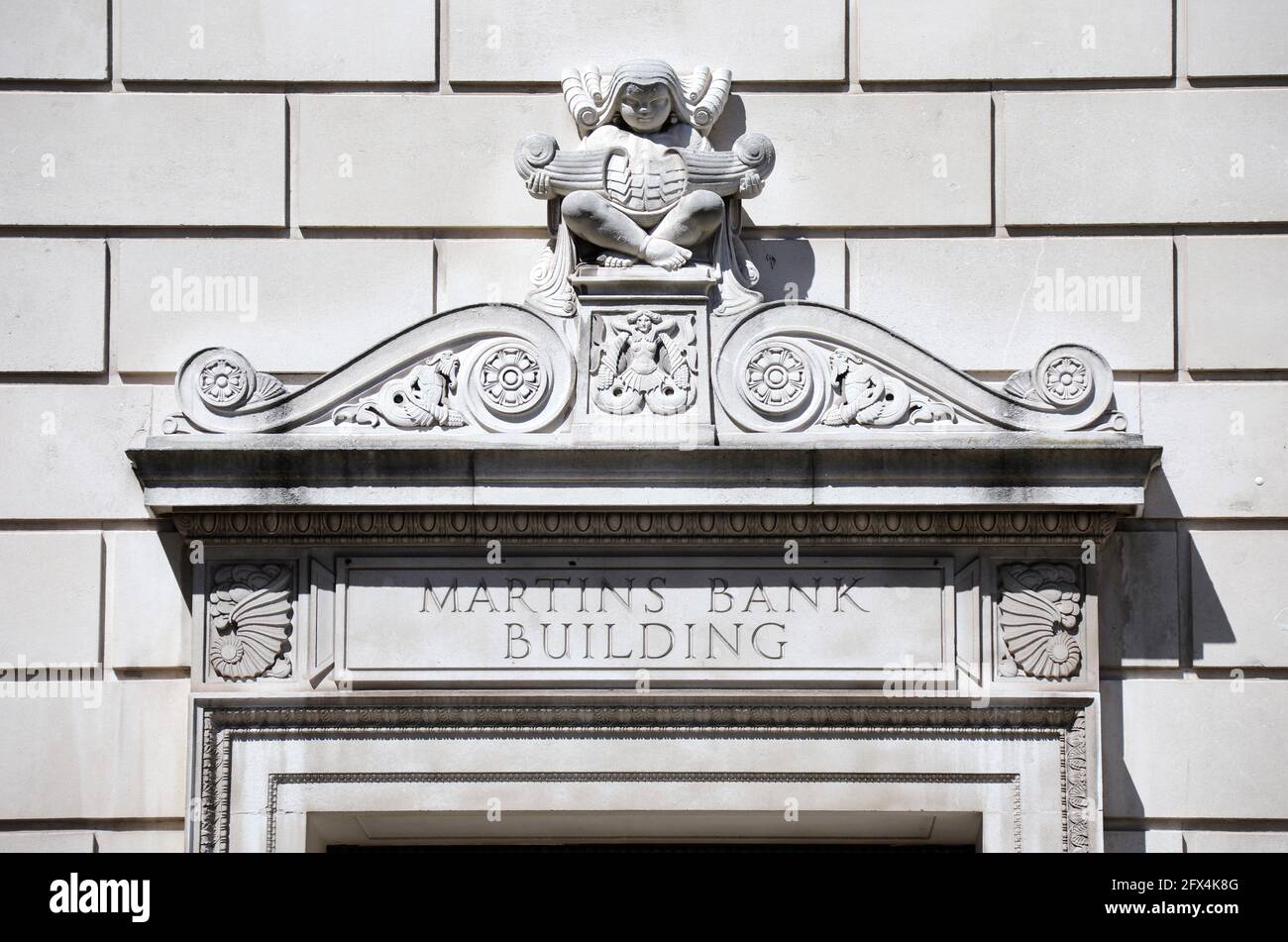 Puerta al edificio Martins Bank en Liverpool Foto de stock
