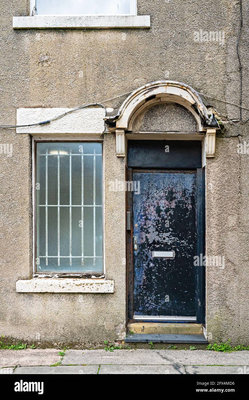 Casa victoriana con puerta frontal con dosel abovedado con diseño de pudrición decorativa Foto de stock