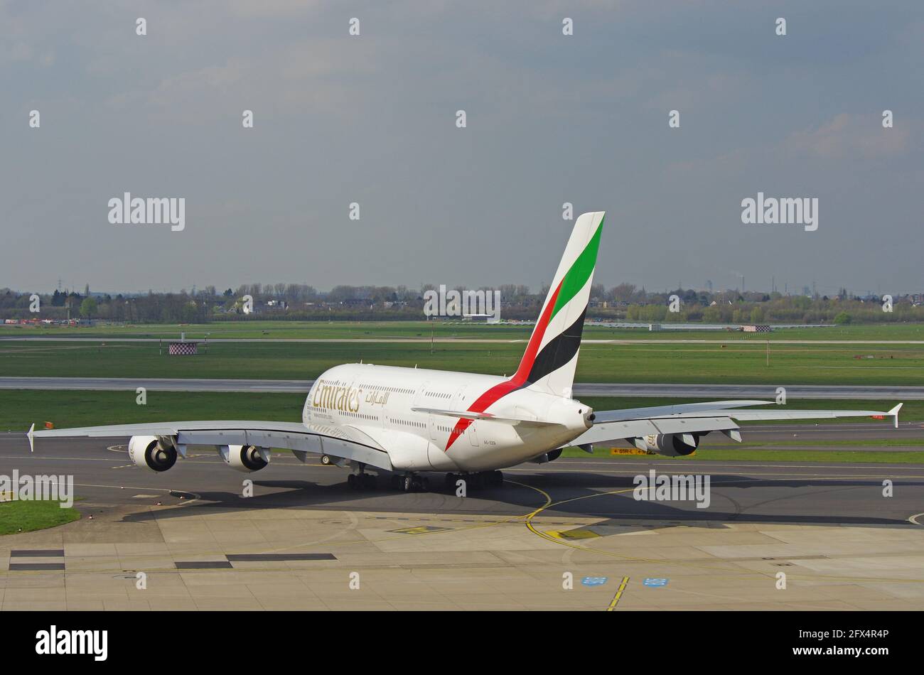 Düsseldorf, Alemania - 10 de abril de 2016 - Airbus A380-800 de Emirates Airline taxing en el aeropuerto de Düsseldorf Foto de stock