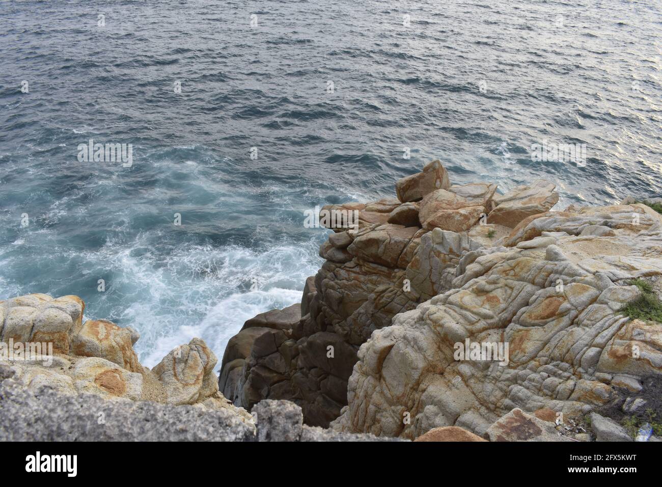 La costa del mar es de rocas Foto de stock