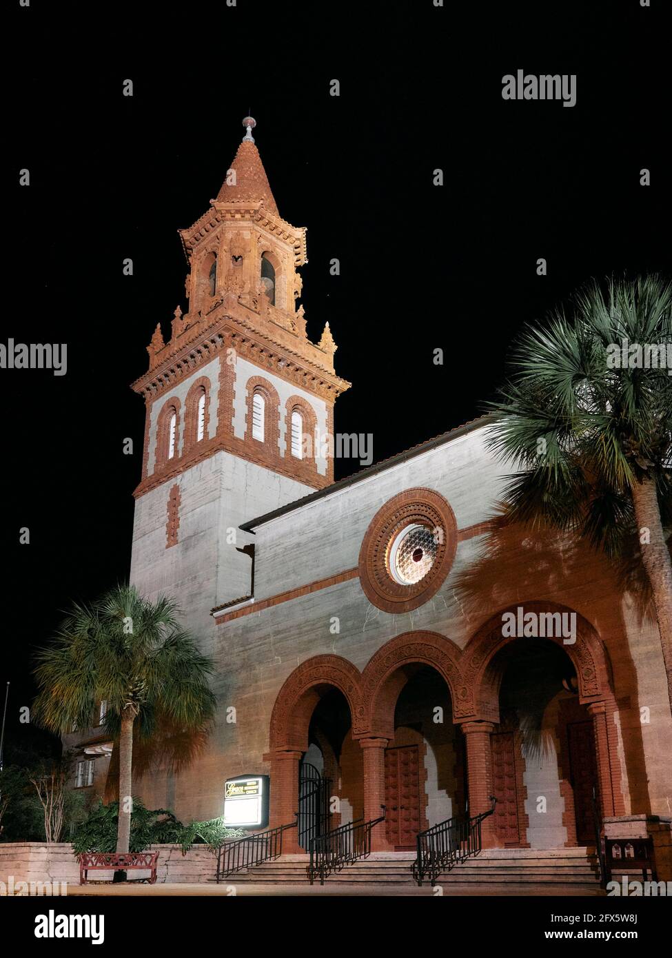 Grace United Methodist Church por la noche en el casco antiguo de la ciudad de St. Augustine, Florida, Estados Unidos. Foto de stock