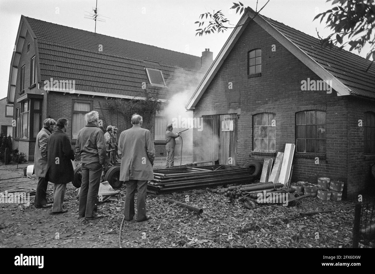 Limpieza grande en Schoonebeek después de la fuente de aceite; la casa se  limpia, 10 de noviembre de 1976, LIMPIEZA, Casas, petróleo, los Países  Bajos, agencia de prensa del siglo 20th foto,