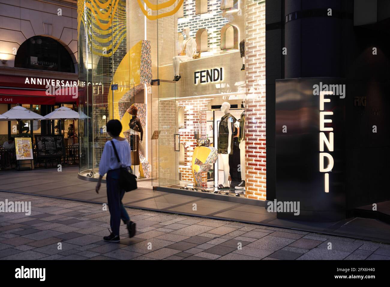Tokio, Japón. 25th de mayo de 2021. La mujer pasa por la tienda Fendi en  Omotesando, el distrito de moda de Tokio. Crédito: SOPA Images  Limited/Alamy Live News Fotografía de stock -