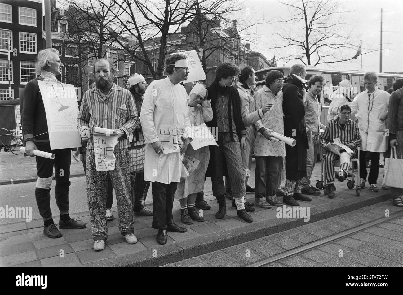 Acción contra el transporte público que se vuelve más caro en Amsterdam Los activistas enfermos esperan una parada en el transporte público bueno y asequible, 23 de noviembre de 1984, acciones, TRANSPORTE, activistas, Países Bajos, agencia de prensa del siglo 20th foto, noticias para recordar, documental, fotografía histórica 1945-1990, historias visuales, Historia humana del siglo XX, capturando momentos en el tiempo Foto de stock