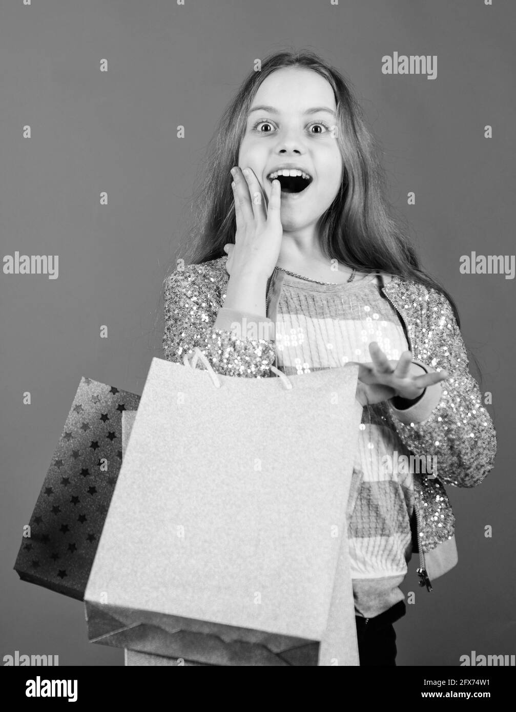 Las mejores ofertas de black friday. Feliz niño en la tienda con bolsas. Ir  de compras es la mejor terapia. Felicidad día de compras. Comprar ropa.  Comprador adicto a la moda Fotografía