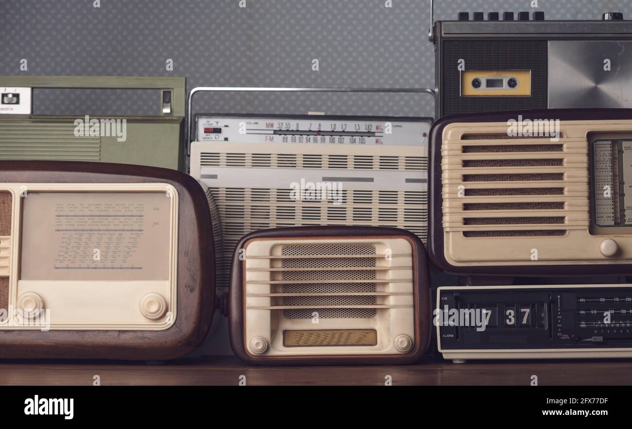 Colección de radios antiguas coleccionables y concepto de entretenimiento Fotografía de stock