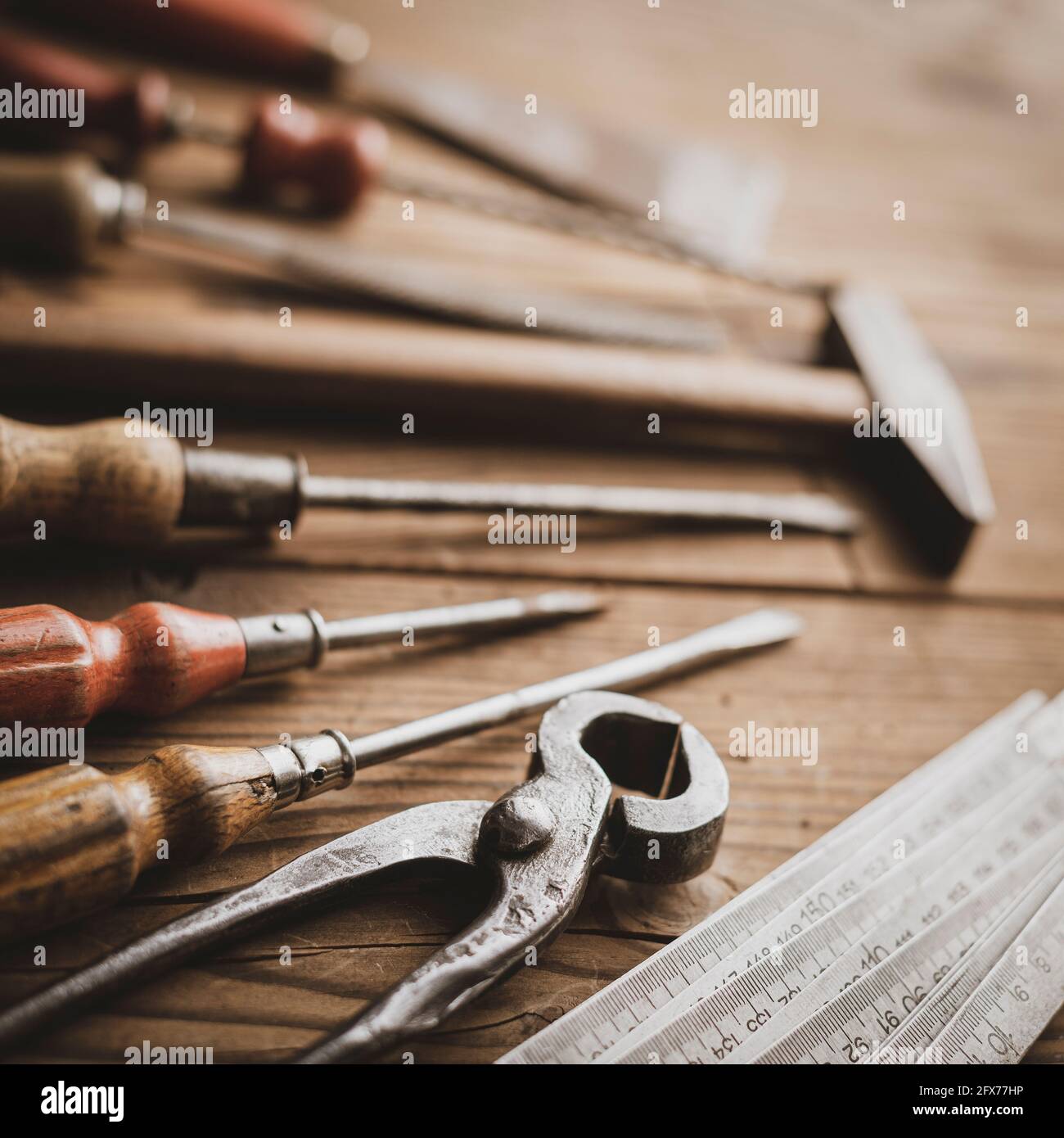 Herramientas profesionales de carpintería vintage sobre una mesa rústica de  madera, concepto de madera y bricolaje, espacio de copia en blanco  Fotografía de stock - Alamy