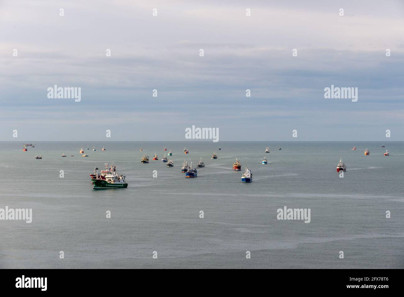 Cork, Irlanda. 26th de mayo de 2021. Entre 50-60 arrastreros se reunieron en Roches Point esta mañana antes de navegar por el río hasta la ciudad de Cork para bloquear el puerto. Los pescadores están enojados por las nuevas normas para sopesar su captura. Los pescadores celebrarán un mitin en la ciudad de Cork antes de marcharse al Taoiseach, oficina de Michael Martin. Crédito: AG News/Alamy Live News Foto de stock