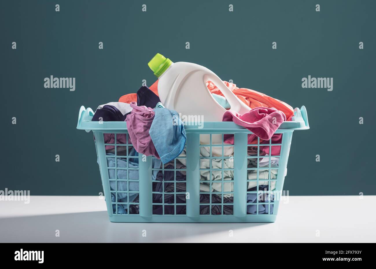 La ropa sucia en la canasta de lavado con cubo de plástico. Concepto de  casa diario quehacer Fotografía de stock - Alamy
