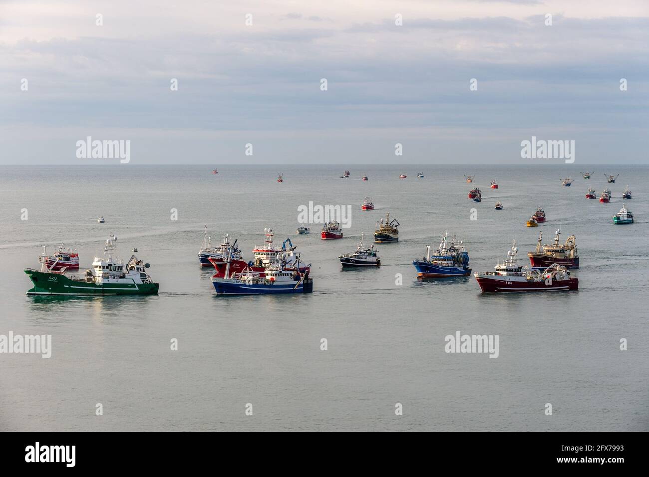 Cork, Irlanda. 26th de mayo de 2021. Entre 50-60 arrastreros se reunieron en Roches Point esta mañana antes de navegar por el río hasta la ciudad de Cork para bloquear el puerto. Los pescadores están enojados por las nuevas normas para sopesar su captura. Los pescadores celebrarán un mitin en la ciudad de Cork antes de marcharse al Taoiseach, oficina de Michael Martin. Crédito: AG News/Alamy Live News Foto de stock