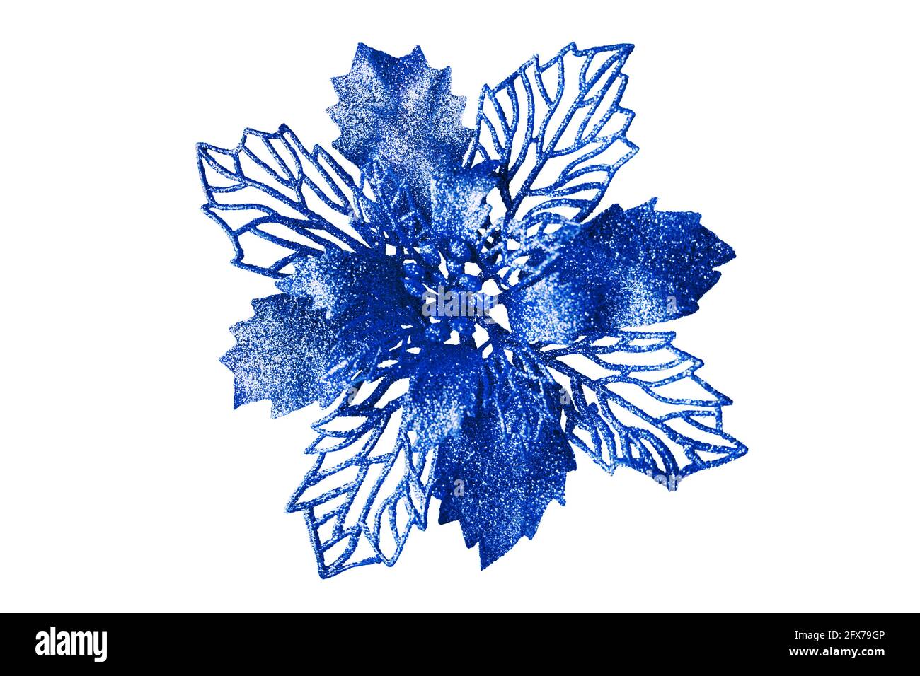 Flor azul sobre fondo blanco aislado de cerca, hermosa flor de metal azul  oscuro, hojas metálicas brillantes, patrón floral, decoración de árbol de  Navidad Fotografía de stock - Alamy
