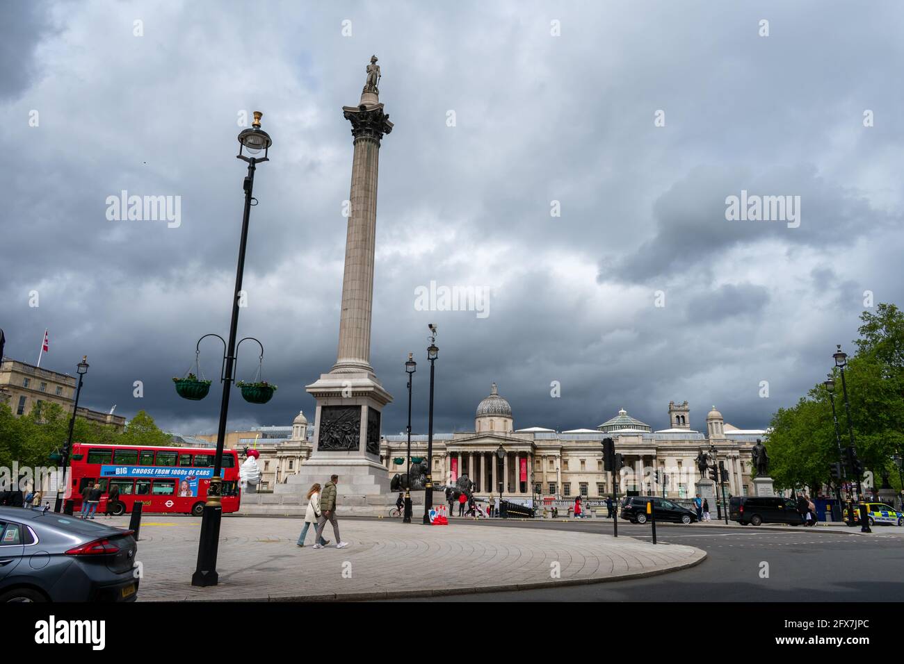 Londres. REINO UNIDO- 05.23.2021. Trafalgar Square con la columna de Nelson en un día nublado. Foto de stock