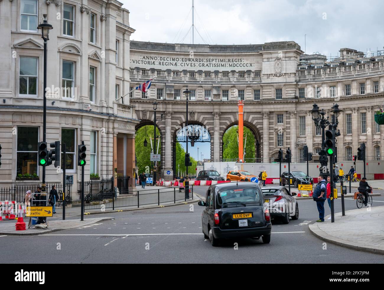 Londres. REINO UNIDO- 05.23.2021. El monumento eduardiano Admiralty Arch entre Trafalgar Square y el Mall. Foto de stock