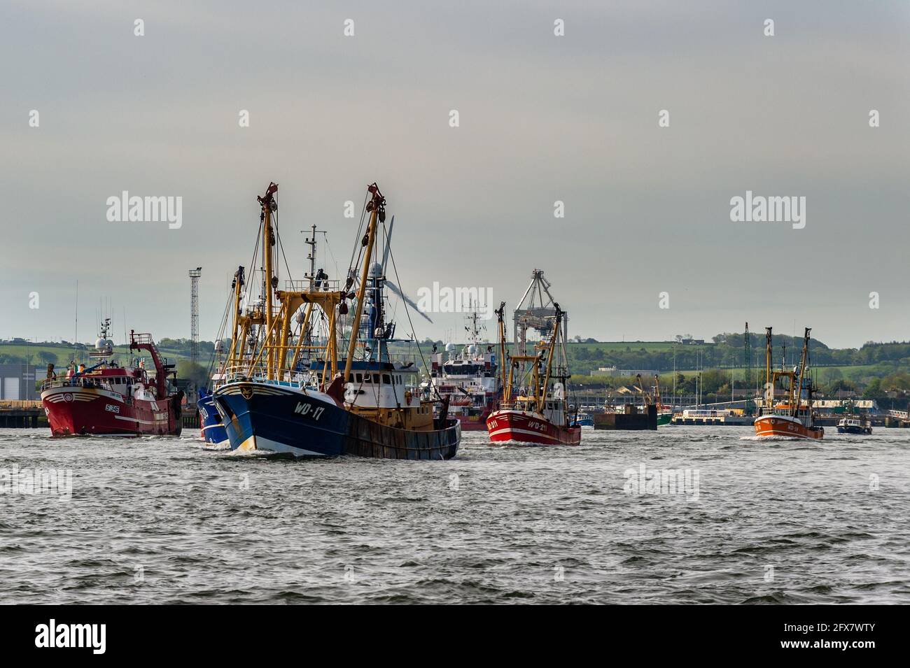 Cork, Irlanda. 26th de mayo de 2021. Entre 50-60 arrastreros se reunieron en Roches Point esta mañana antes de navegar por el río hasta la ciudad de Cork para bloquear el puerto. Los pescadores están enojados por las nuevas normas para sopesar su captura. Los pescadores celebrarán un mitin en la ciudad de Cork antes de marcharse al Taoiseach, oficina de Michael Martin. Los arrastreros navegan por Passage West. Crédito: AG News/Alamy Live News Foto de stock