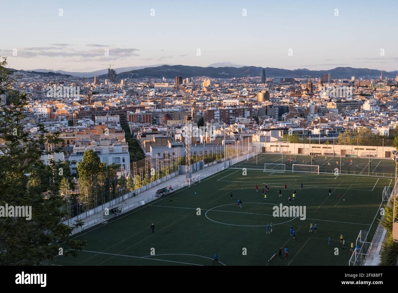 Una foto tomada el 11 de mayo de 2021, desde el cerro Montjuic de Barcelona (España), muestra un campo de fútbol municipal situado en el distrito de Poble Sec. Foto de stock