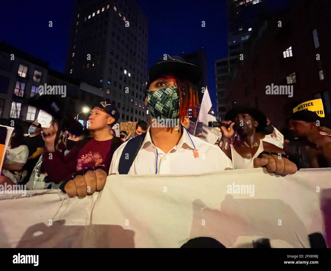 Nueva York, Estados Unidos. 25 de mayo de 2021, Nueva York, Nueva York, EE.UU.: La ciudad de Nueva York ha conmemorado el primer aniversario de la muerte de George Floyd al final de la noche. Una manifestación de Brooklyn se desarrolló en Manhattan para rendir homenaje a Floyd que murió durante un arresto en Minneapolis, Minnesota, después de que el oficial de policía Derek Chauvin, condenado por asesinato, pesara a la víctima durante 9,29 min. Crédito: ZUMA Press, Inc./Alamy Live News Foto de stock