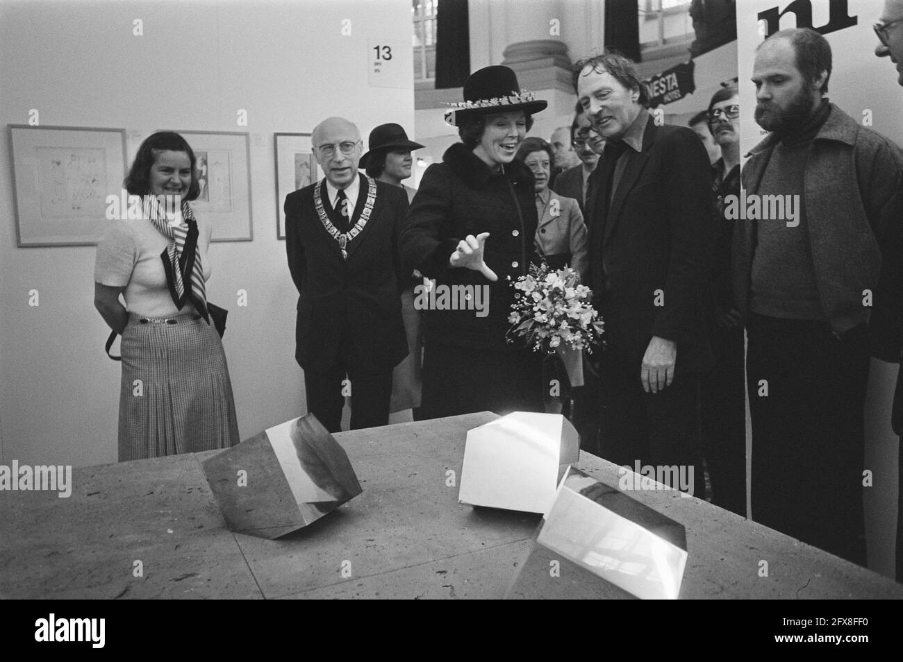 Princess Beatrix viendo algunas obras de arte, 1 de abril de 1977, llegadas, bellas artes, ferias, alcaldes, aperturas, princesas, exposiciones, Países Bajos, agencia de prensa del siglo 20th foto, noticias para recordar, documental, fotografía histórica 1945-1990, historias visuales, Historia humana del siglo XX, capturando momentos en el tiempo Foto de stock