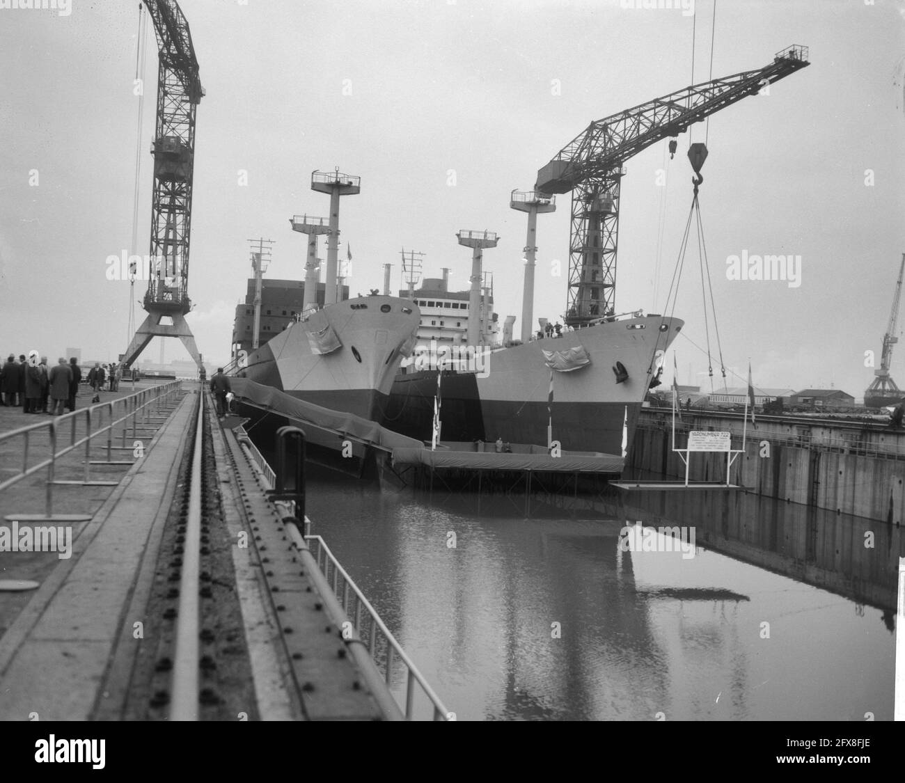 Ambos buques situados en el muelle, 11 de octubre de 1965, construcción naval, lanzamiento, Barcos de carga, marineros, Países Bajos, agencia de prensa del siglo 20th foto, noticias para recordar, documental, fotografía histórica 1945-1990, historias visuales, Historia humana del siglo XX, capturando momentos en el tiempo Foto de stock