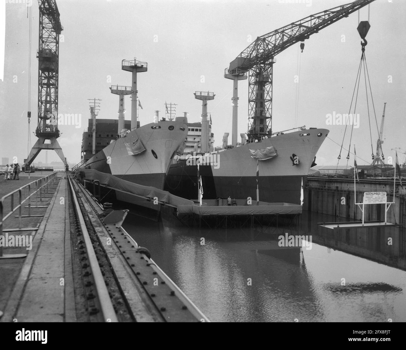 Ambos buques situados en muelle, 11 de octubre de 1965, construcción naval, lanzamiento, Barcos de carga, marineros, Países Bajos, agencia de prensa del siglo 20th foto, noticias para recordar, documental, fotografía histórica 1945-1990, historias visuales, Historia humana del siglo XX, capturando momentos en el tiempo Foto de stock