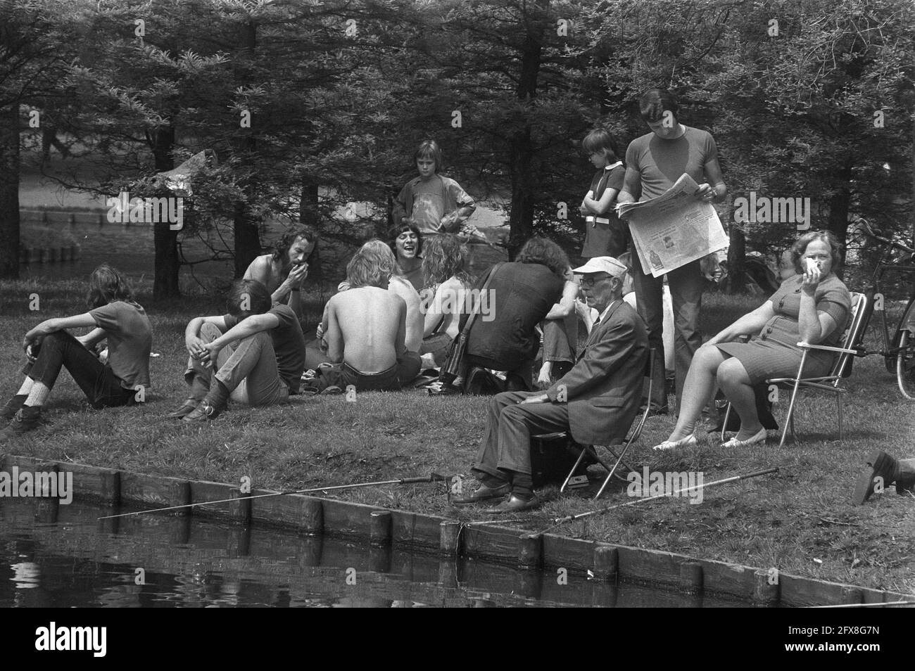 Anciano pescador rodeado de hippies en el Vondelpark en Amsterdam, 26 de  junio de 1972, pesca, hippies, Jóvenes, ancianos, parques, ocio, Países  Bajos, 20th siglo agencia de prensa foto, noticias para recordar,