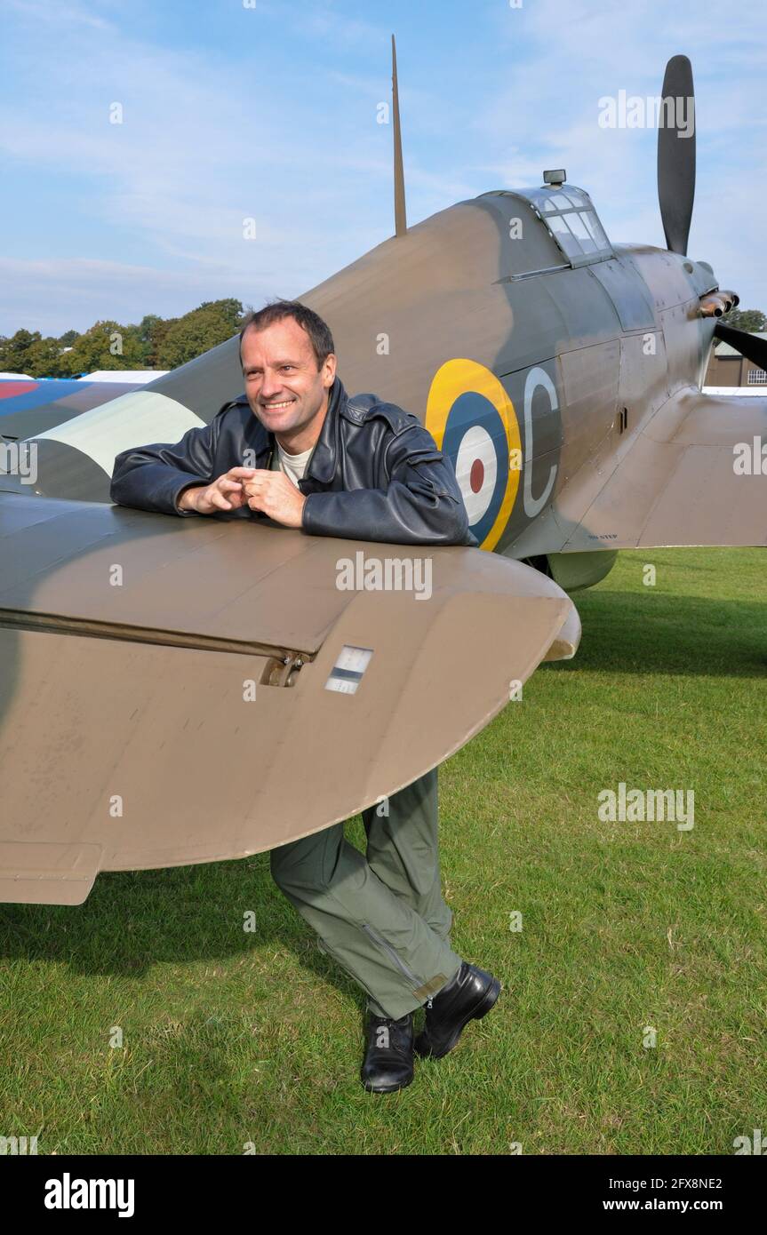 Flt Lt Dave Harvey piloto con HAC colección de aviones históricos con  Hawker Hurricane Segunda Guerra Mundial avión de combate en Duxford. Piloto  de la RAF Fotografía de stock - Alamy