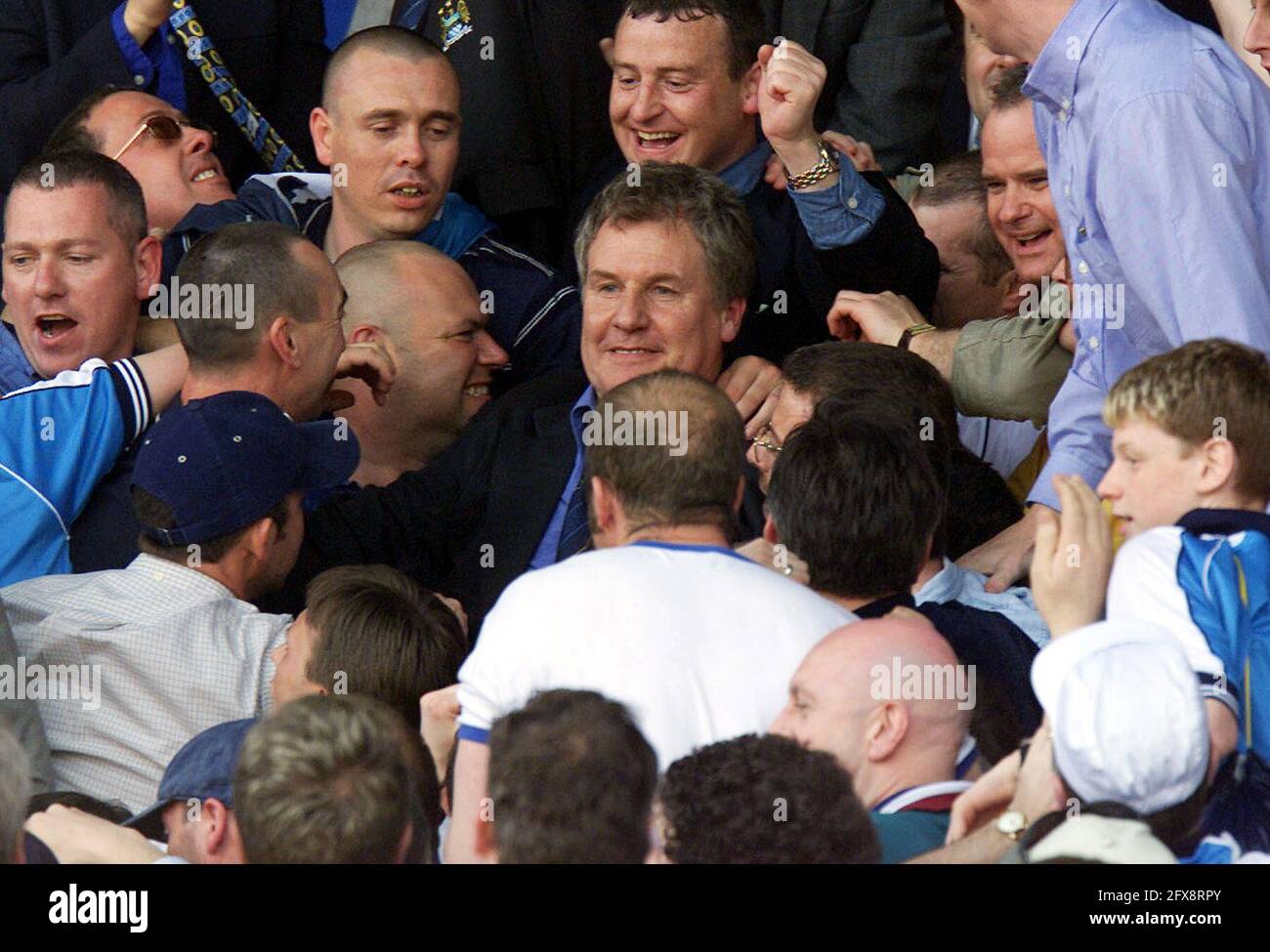 Foto del archivo fechada el 7-05-2000 del gerente de Manchester City Joe Royle es felicitada por los fans de la ciudad, después de su lado clined promoción a la Premiership durante el partido de Nationwide Division One contra Blackburn. Fecha de emisión: Miércoles 26 de mayo de 2021. Foto de stock