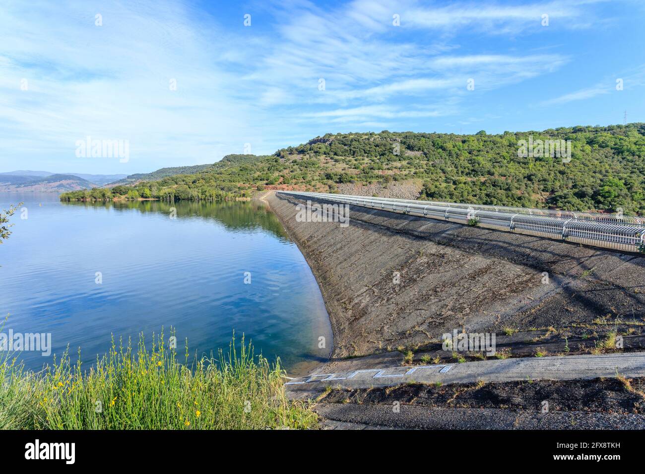 Francia, Hérault, Lac du Salagou, Clermont l'Herault, presa del Lac du Salagou, presa del Lago Salagou // Francia, Hérault (34), lac du Salagou, Clermont-l' Foto de stock