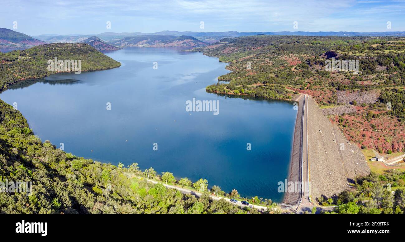 Francia, Hérault, Lac du Salagou, Clermont l'Herault, presa del Lac du Salagou, presa del Lago Salagou (vista aérea) // Francia, Hérault (34), lac du Salagou Foto de stock