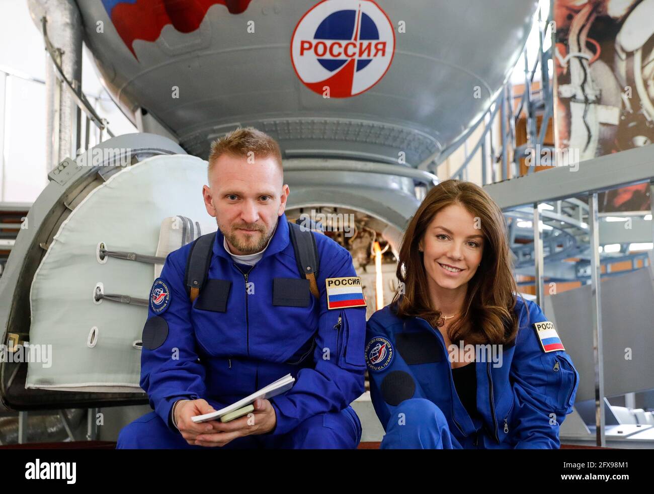Region De Moscu Rusia 26 De Mayo De 21 Soyuz Ms 19 Miembros De La Tripulacion De Reserva De La Mision Cameraman Alexei Dudin Y La Actriz Alyona Mordovina Posan Por Un