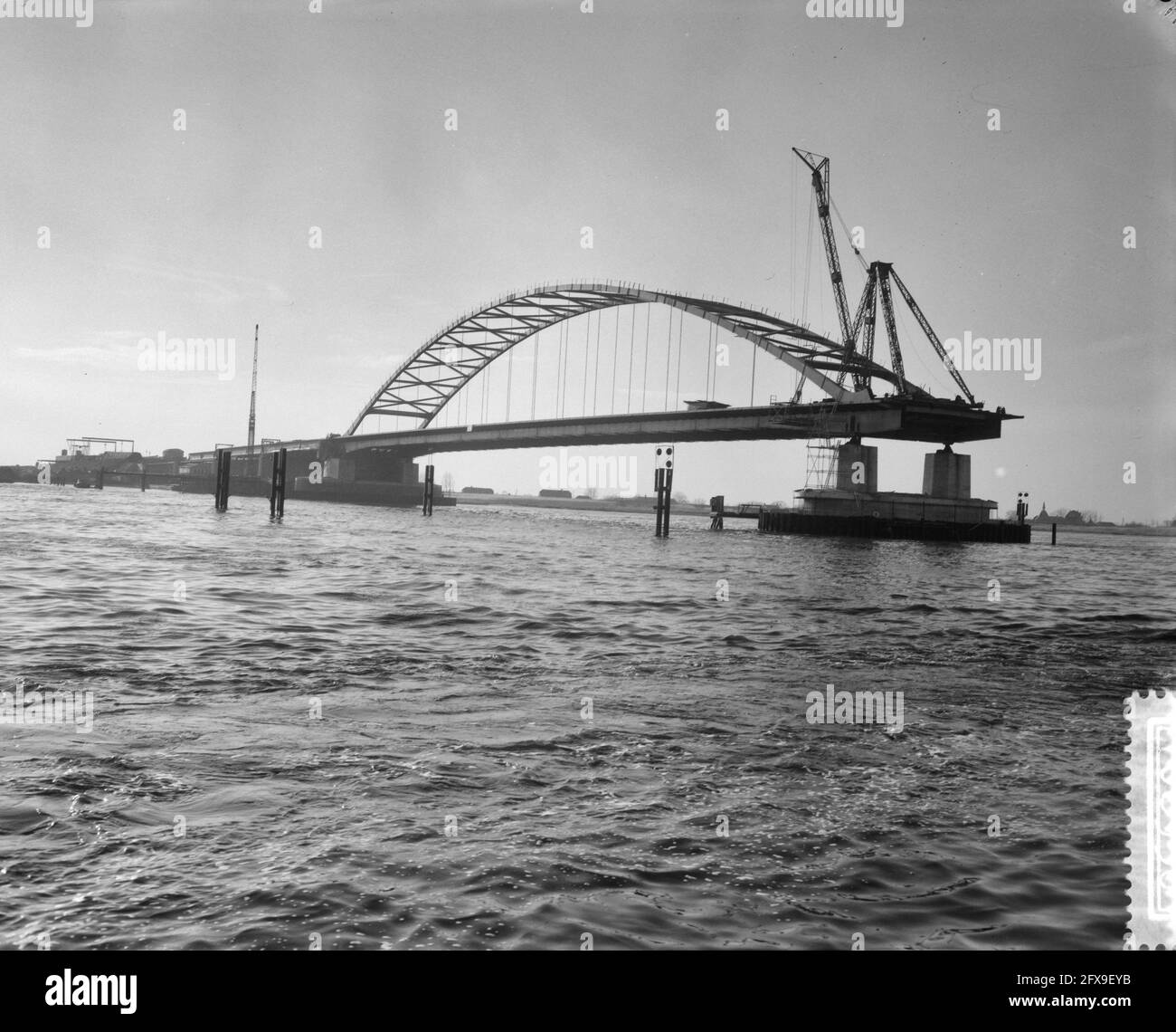 Construcción del puente sobre el Merwede cerca de Gorinchem, 22 de diciembre de 1959, puentes de carretera, Países Bajos, agencia de prensa del siglo 20th foto, noticias para recordar, documental, fotografía histórica 1945-1990, historias visuales, Historia humana del siglo XX, capturando momentos en el tiempo Foto de stock