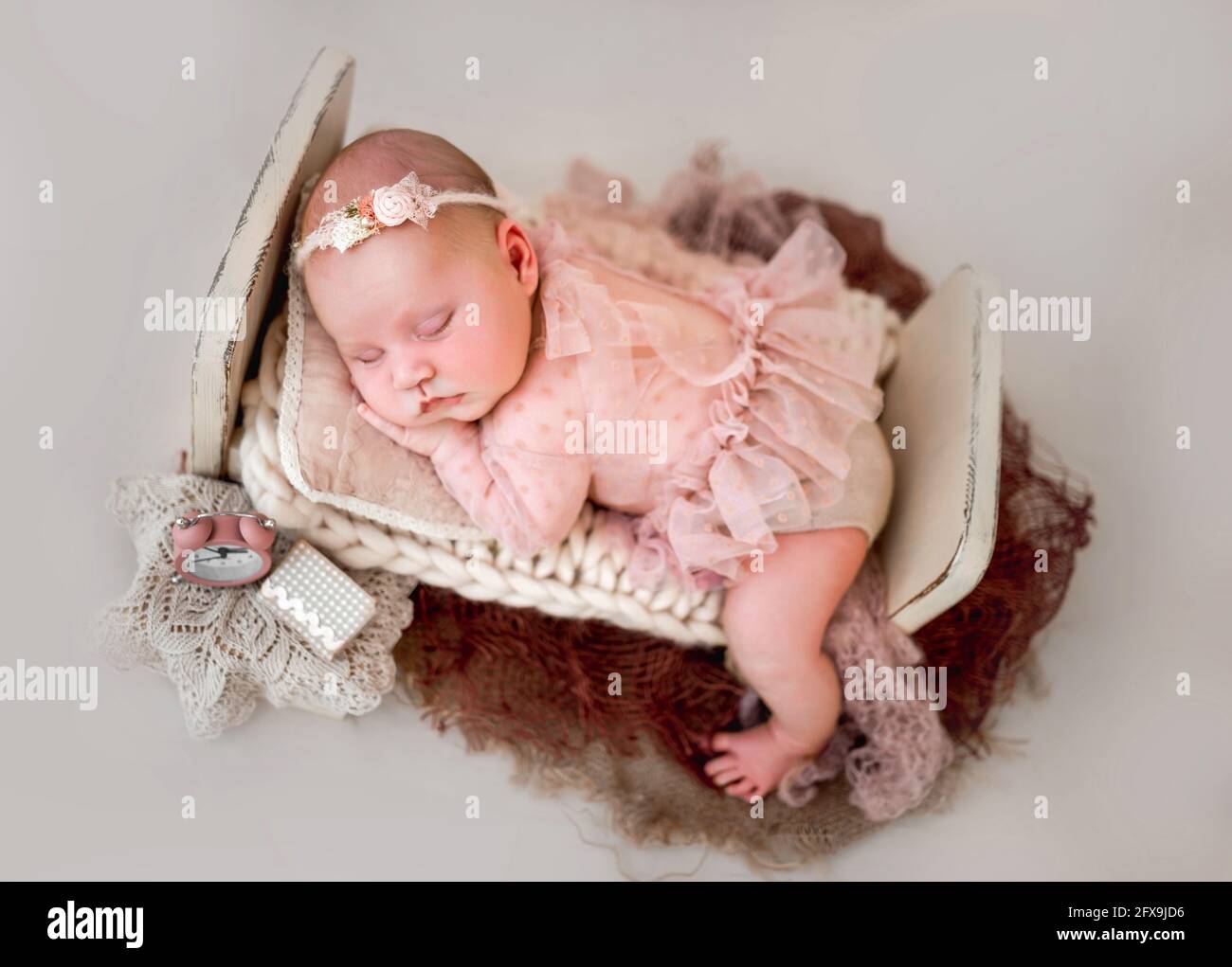 Bebé recién nacido niña fotohoot Fotografía de stock - Alamy
