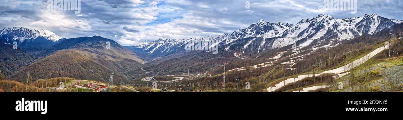 Panorama de la estación de montaña. Rutas turísticas. Deportes extremos. Reserva natural. Villa Olímpica Rusia Sochi. Foto de stock