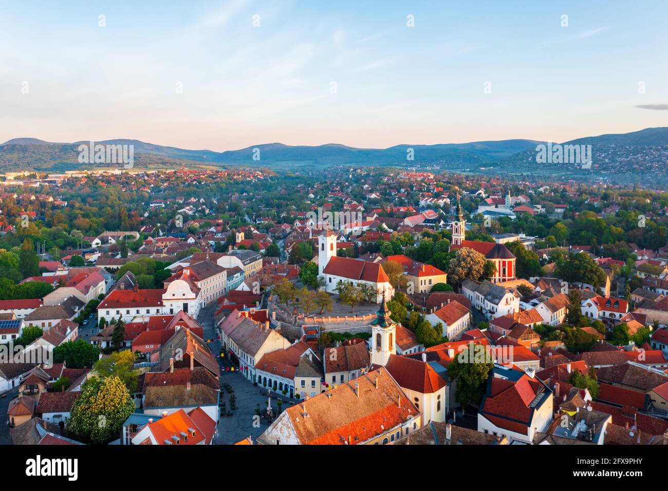 Szentendre, Hungría La ciudad de las artes desde la vista de los pájaros. Paisaje urbano aéreo. Foto de stock