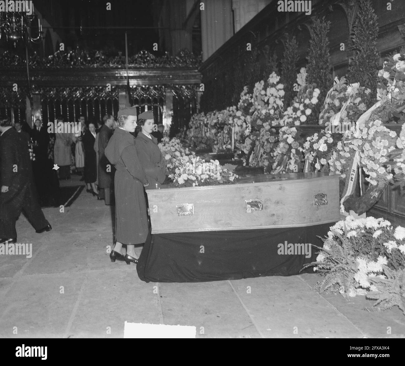 Iglesia nueva Chapelle Ardente. Víctimas funerarias desastre de Prestwick.  Las víctimas son miembros de la tripulación del KLM y los pasajeros se  estrellaron el 21 de octubre de 1948 cerca de Preswick,