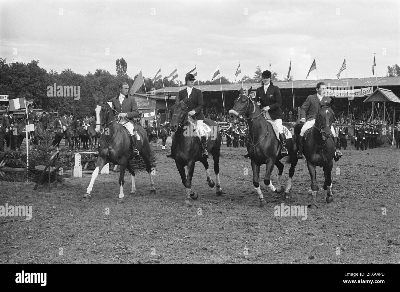 CHIO en Rotterdam. El equipo inglés durante el regazo de honor C. D.  Barker, Miss E. Broome, A. Towsend y M. Cresswell, 1 de septiembre de 1963,  Vueltas de honor, Equipos, Países