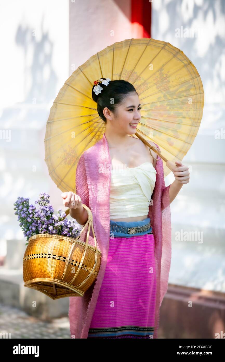 Retrato de las Hermosas mujeres tailandesas en el traje tradicional Lanna,  paraguas hecho a mano que hace estilo vintage en Tailandia Fotografía de  stock - Alamy