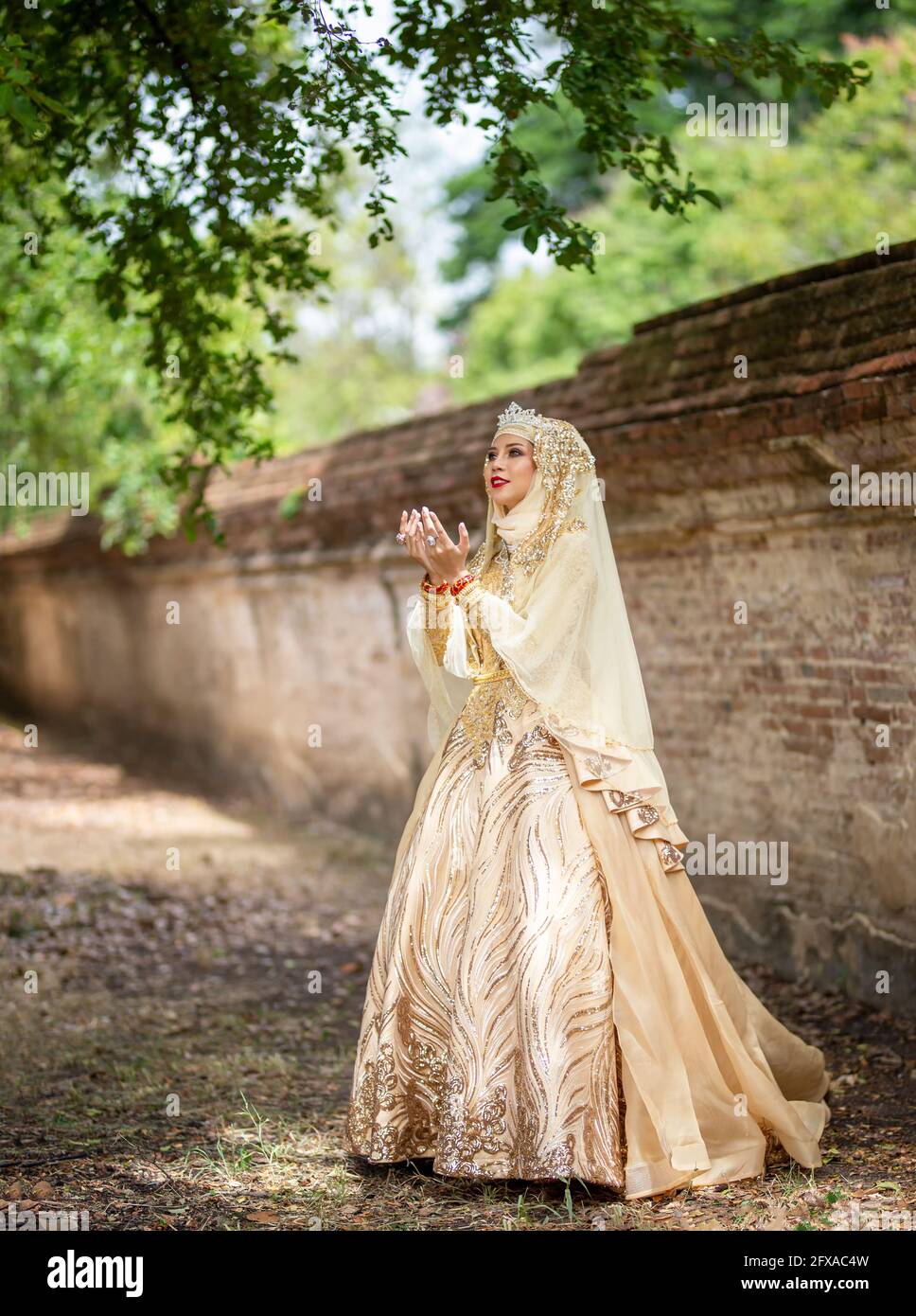 Retrato de hermosa chica india . Modelo de mujer hindú joven en sari y  joyería kundan . Traje tradicional de la India lehenga choli . Oriental o  árabe Fotografía de stock - Alamy