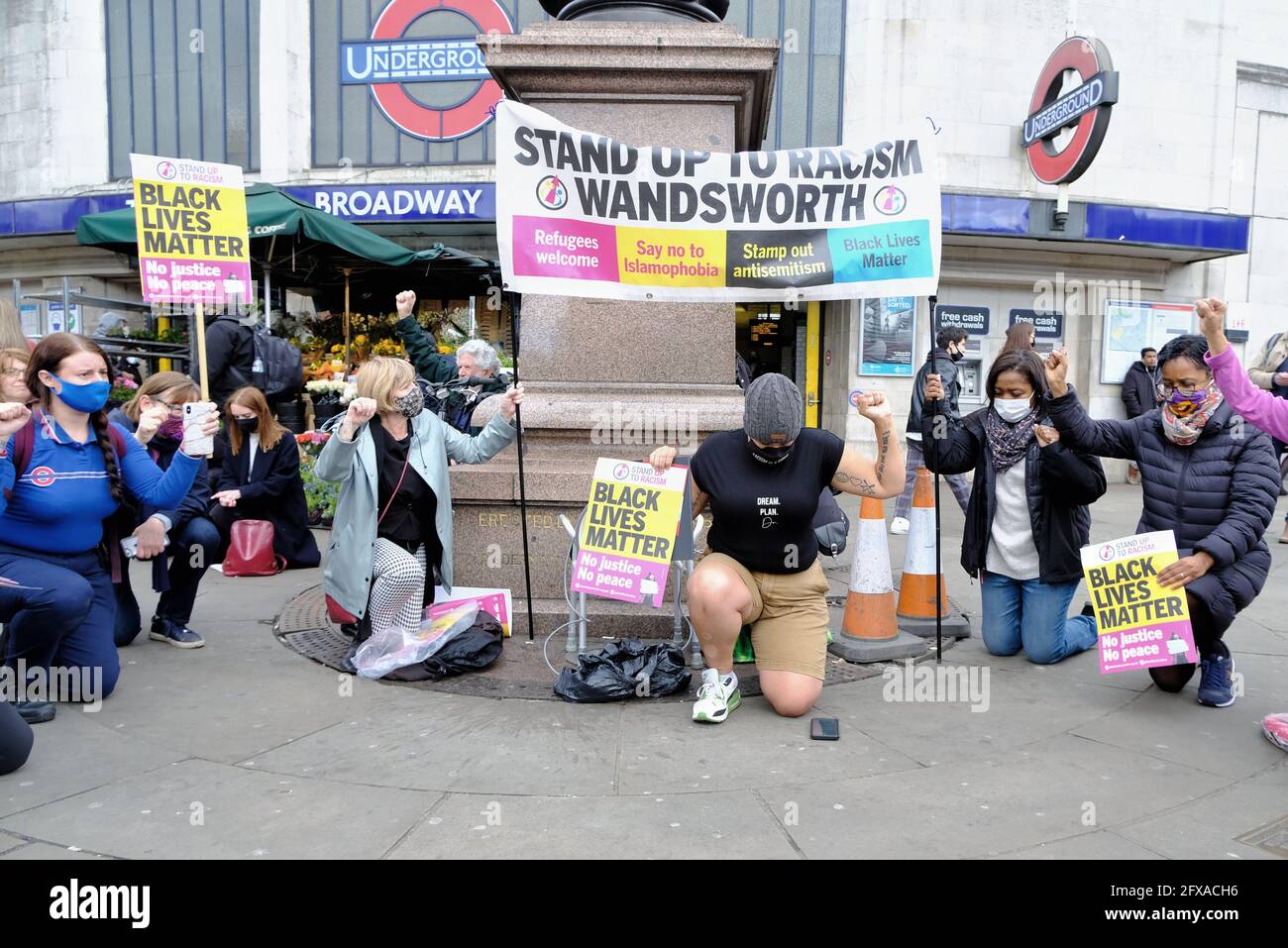 Los activistas contra el racismo, incluidos los concejales locales 'se arrodillan' en el primer aniversario de la muerte de George Floyd en Tooting, al sur de Londres. Foto de stock
