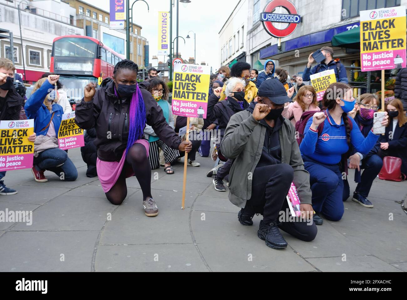 Los activistas contra el racismo, incluidos los concejales locales 'se arrodillan' en el primer aniversario de la muerte de George Floyd en Tooting, al sur de Londres. Foto de stock