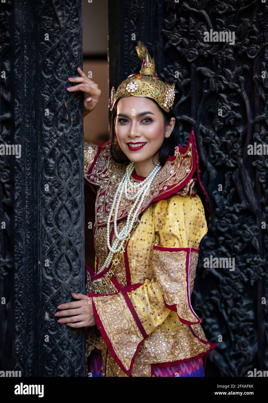 Mujer birmana hermosa en Myanmar antiguo o Birmania nacional tradicional vestir  ropa de vestir Fotografía de stock - Alamy