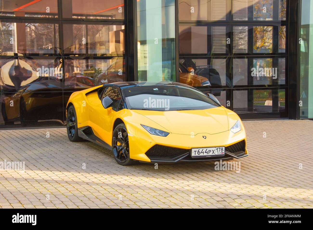 Supercoche Lamborghini Aventador de color amarillo estacionado en el  concesionario de automóviles. Rusia, San Petersburgo. 06 de noviembre de  2020 Fotografía de stock - Alamy