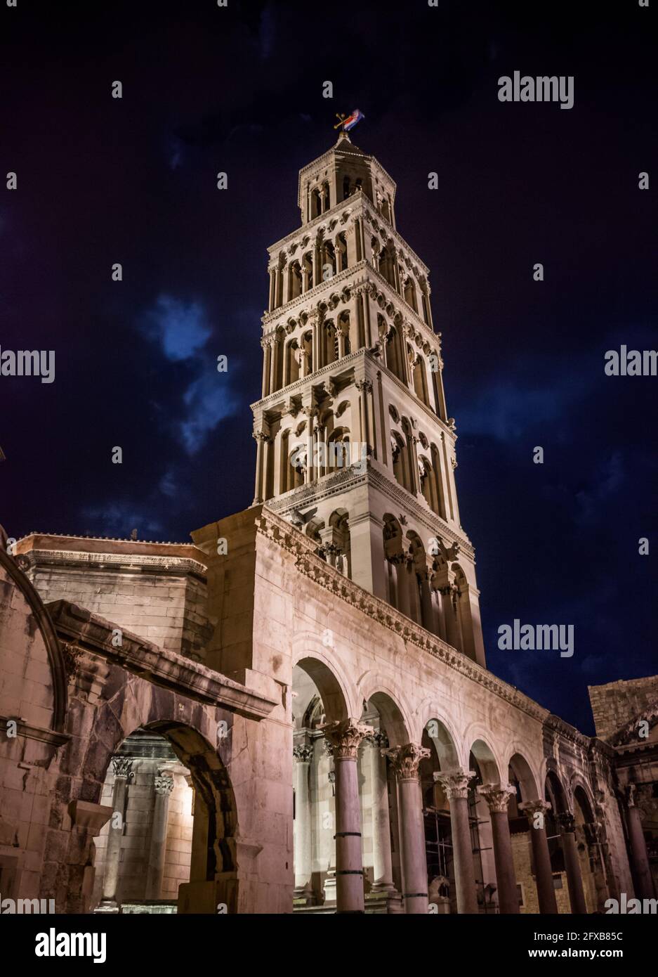 El campanario de la Catedral de San Dominio con vistas al Palacio de Diocleciano en el casco antiguo de Split, la segunda ciudad más grande de Croacia Foto de stock