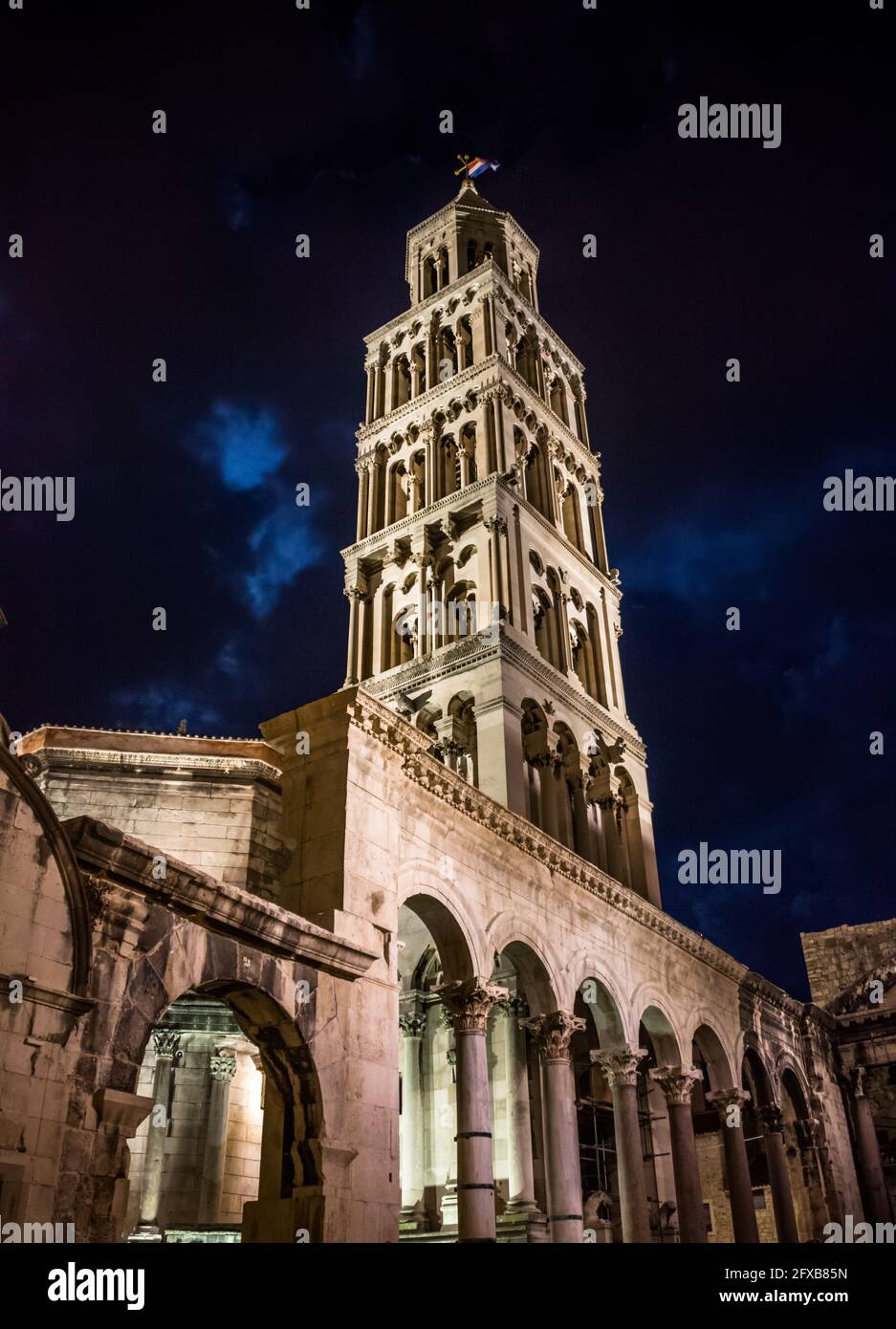 El campanario de la Catedral de San Dominio con vistas al Palacio de Diocleciano en el casco antiguo de Split, la segunda ciudad más grande de Croacia Foto de stock