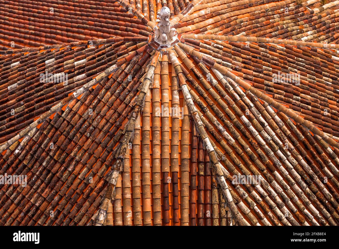 Tejados de tejas rojas en la parte antigua de la ciudad de Split, Croacia, vista desde lo alto del campanario de la Catedral de Saint Domnius. Croacia Foto de stock