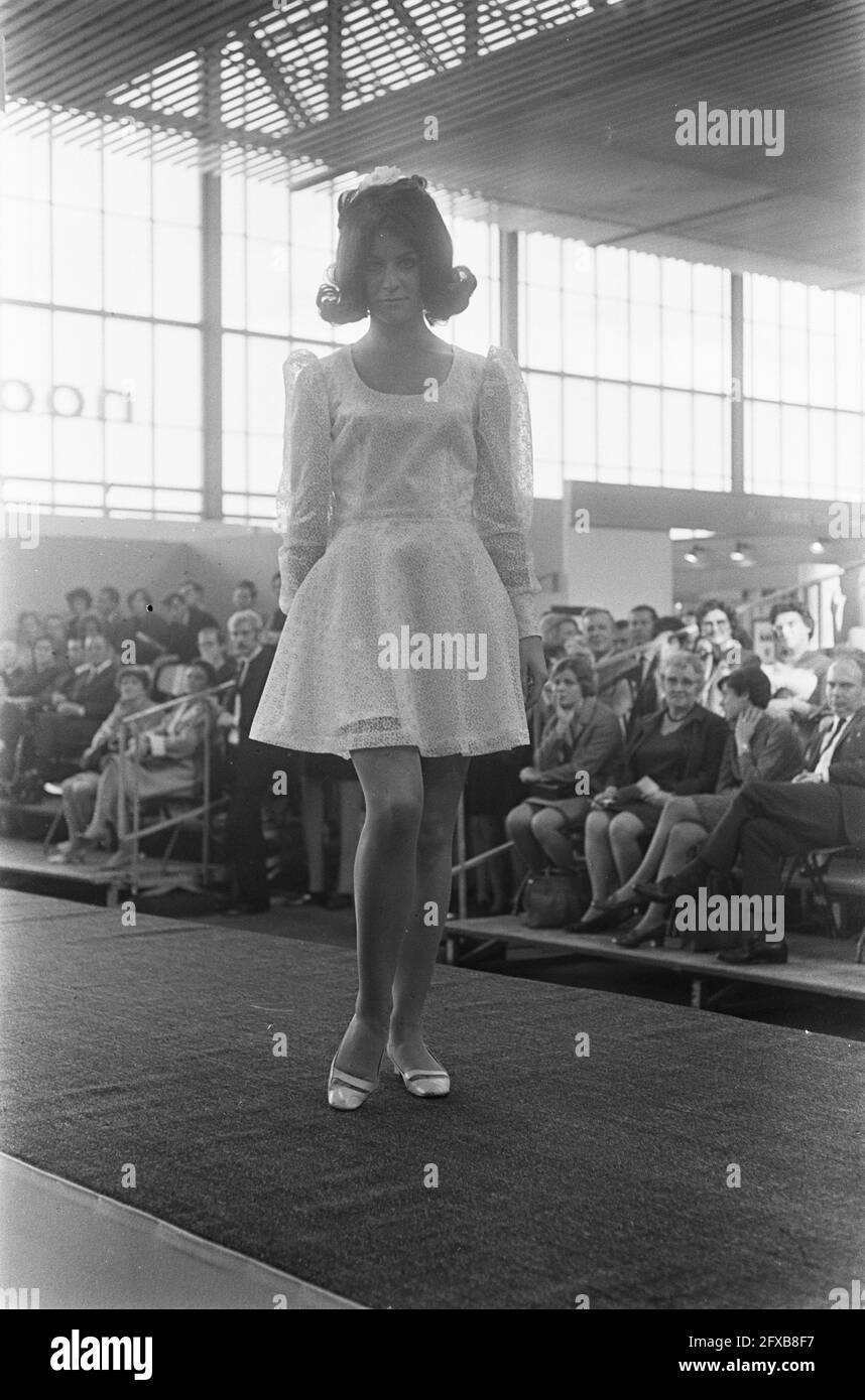 Intercontex en la RAI. Un vestido mini encaje, con mangas largas, 14 de octubre de 1968, ferias, Industria de la confección, moda, textiles, Países Bajos, agencia de prensa del siglo 20th foto, Intercontex en la RAI. Un vestido mini encaje, con mangas largas, 14 de octubre de 1968, ferias, Industria de la confección, moda, textiles, Países Bajos, agencia de prensa del siglo 20th foto,